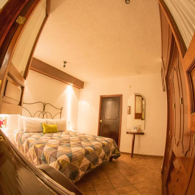 جناح جونيور مفرد، Meson de Los Remedios Hotel 2/10
