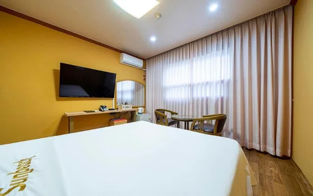 Mountain, Queen Bed، Delta Hotel 2/10