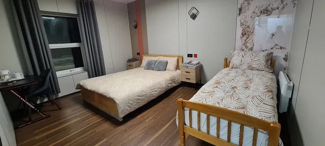 3 Rooms, Family, 1 Double and 1 Single Bed، OYO Welsh Holiday Accommodation - Modern Stay 2/8