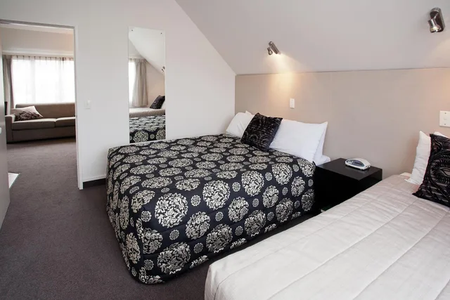 1 Bedroom, Apartment, Double and Twin Beds, Large, Cable Court Motel 5/10