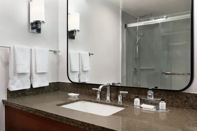 غرفة قياسية بسريرين كوين لذوي الإعاقة، Crowne Plaza College Park Washington DC 6/6