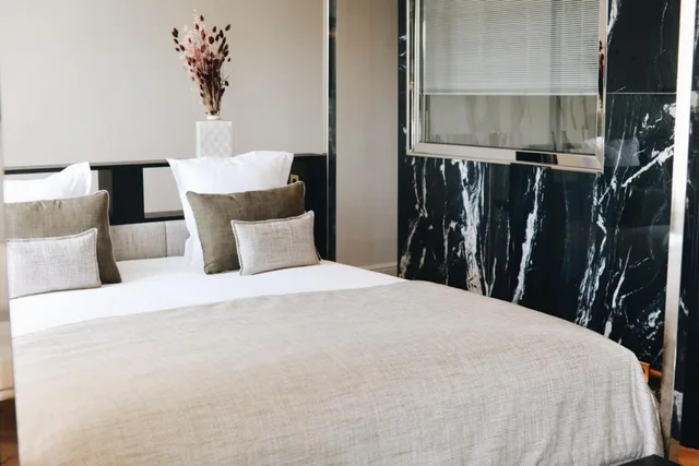 جناح جونيور، Hotel San Carlu Citadel 7/10
