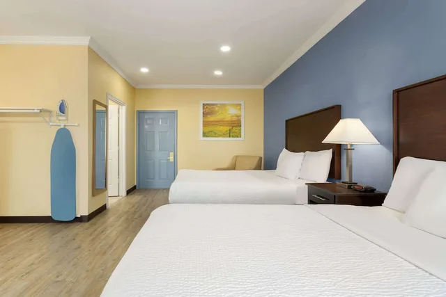 غرفة بسريرين كوين، Days Inn and Suites by Wyndham Euless DFW Airport South 1/5