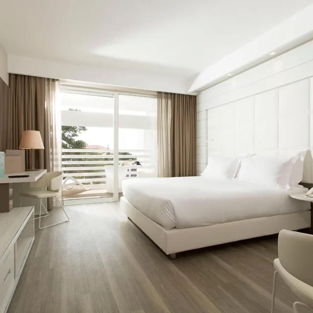غرفة سوبيريور بسرير كينج بإطلالة جزئية على البحر، Almar Jesolo Resort Spa 1/3
