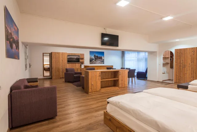 غرفة كبيرة بمطبخ صغير، Zermatt Budget Rooms 2/8