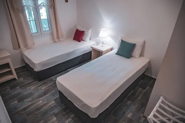 غرفة غراند رباعية بسرير كوين وسريرين منفصلين، Kefi Beach And Suites 1/10