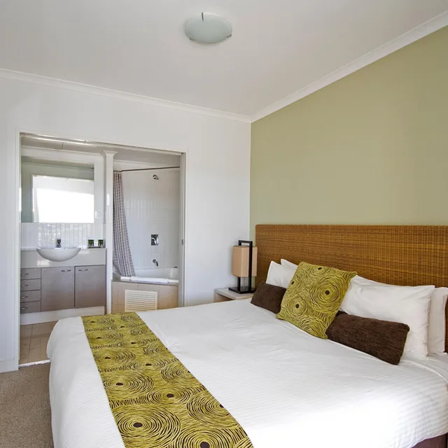 1 Bedroom, Spa, Suite, Queen Bed, Town View, Sofa، Mantra Ettalong Beach 1/8