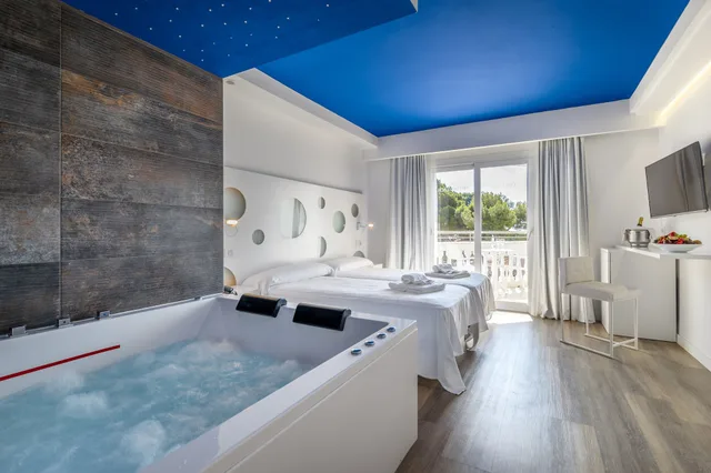 غرفة ديلوكس بسريرين منفصلين مع أريكة بحوض جاكوزي، WelikeHotel Triton beach 10/10