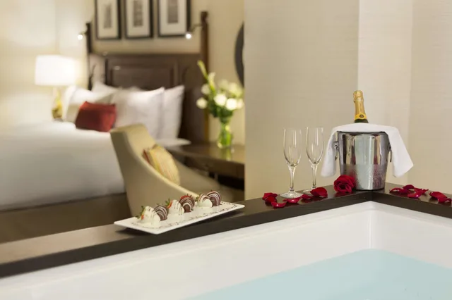 غرفة ديلوكس بسرير كينج بإطلالة على النهر بجاكوزي، Fairmont Le Manoir Richelieu 4/4