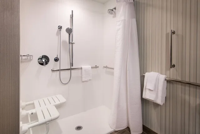 غرفة بسرير كينج مع أريكة، Courtyard Pullman 1/3