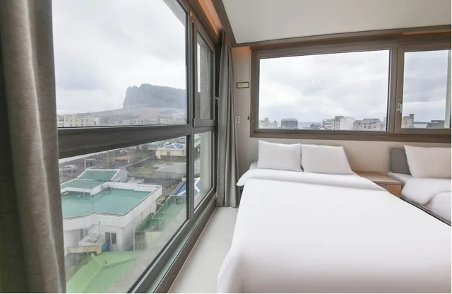 غرفة سوبيريور صغيرة ركنية بسرير كوين وسرير فردي، Sunrise Hotel Sungsan 5/8