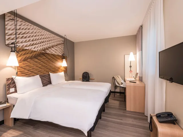 Room, Twin Beds, Ibis Muenchen City Ost 1/2