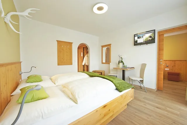 غرفة كومفورت عائلية رباعية بسرير كينج وسرير فردي بإطلالة على الجبل بشرفة مع أريكة، Landhaus Gitti Hotel Garni 2/7