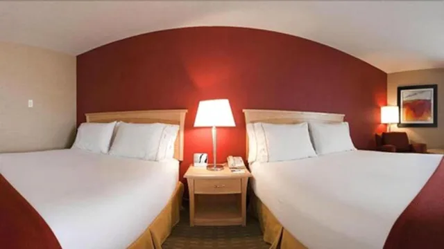 غرفة قياسية بسريرين كوين في الطابق الأرضي، Holiday Inn Express Suites Chatham South 1/2