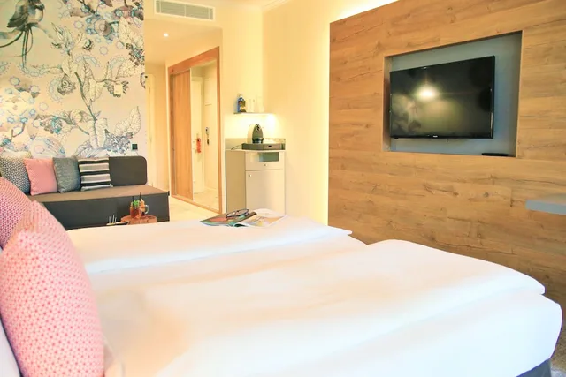 غرفة بسريرين منفصلين مع أريكة، Lindner Golf Resort Portals Nous 4/4