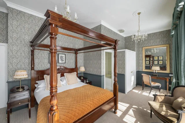 Four Poster, Queen Bed، The Royal Hotel 2/2