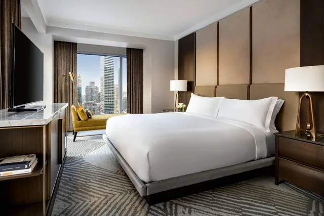 جناح ركني بسرير كينج بإطلالة على المدينة بغرفة نوم واحدة مع أريكة بمنطقة جلوس، Ritz Carlton Toronto Hotel 2/5