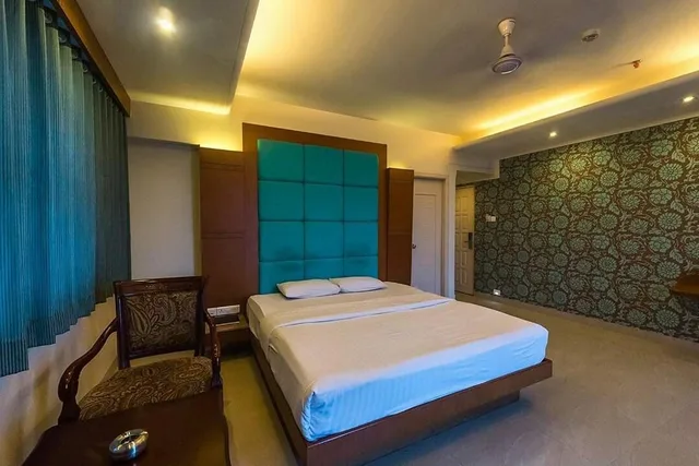Gold، Hotel Seven Heaven 3/3