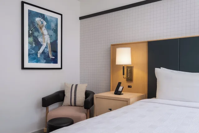 غرفة بسرير كينج، Denizen Hotel 3/6