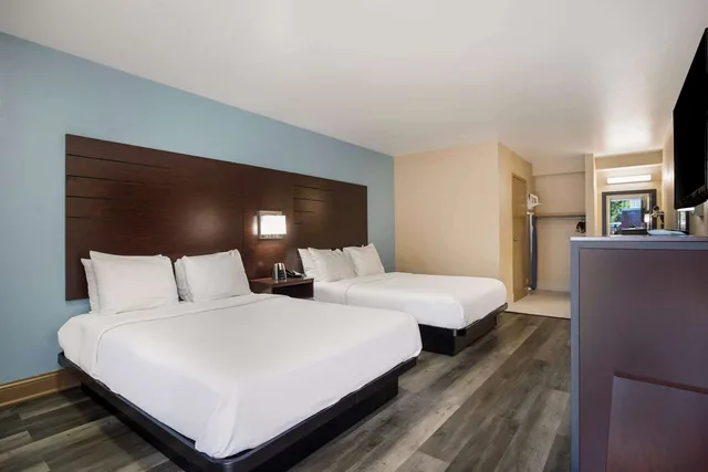 غرفة بسريرين كوين بحوض استحمام لذوي الإعاقة، SureStay Hotel by Best Western Bardstown General Nelson 2/4