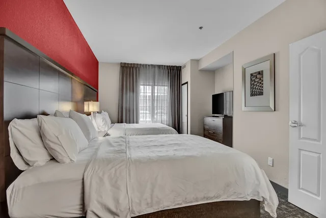 جناح بسريرين كوين بغرفة نوم واحدة بمطبخ، Staybridge Suites Salt Lake-West Valley City 1/5