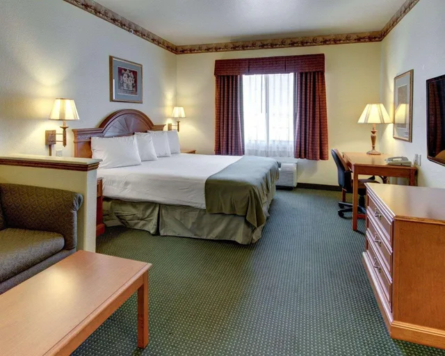 جناح بسرير كينج، Quality Inn & Suites Glen Rose 1/2