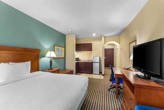 Efficiency, Suite, King Bed، Quality Inn & Suites - Marlin 1/4