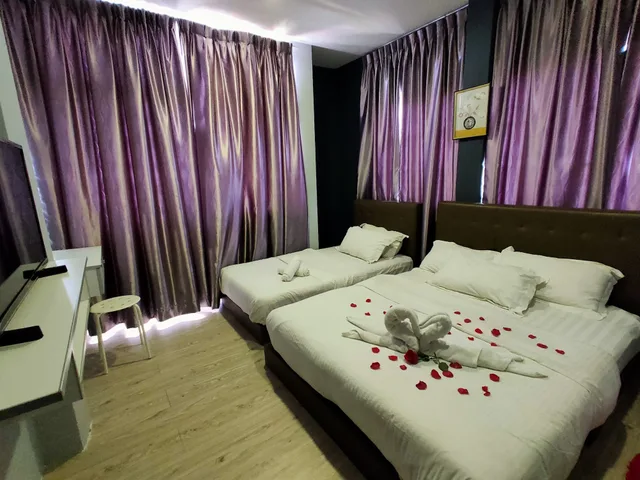 غرفة ديلوكس ثلاثية بسرير كوين وسرير فردي، The B'hotel Kajang 3/5
