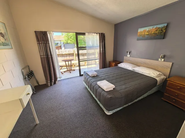 شقة بسرير كوين وسرير فردي بغرفة نوم واحدة مع أريكة، Judges Pool Motel 1/10