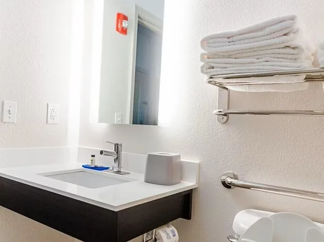 غرفة قياسية بسرير كينج لذوي الإعاقة، Holiday Inn Express Andalusia 5/5