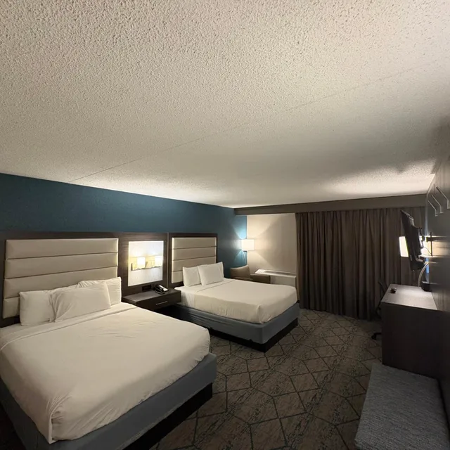 غرفة ديلوكس بسرير كوين، Bismarck Hotel and Conference Center 1/5