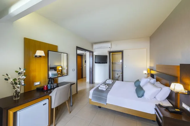 جناح ديلوكس بسرير كوين مع أريكة، Leonardo Kolymbia Resort 5/10
