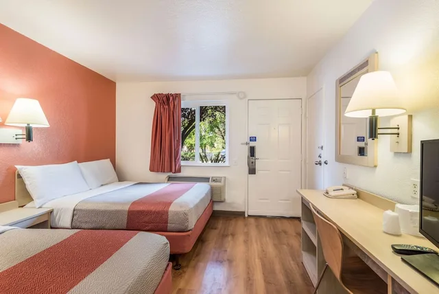 جناح بسريرين كوين، Motel6 Rohnert Park, CA 6/7