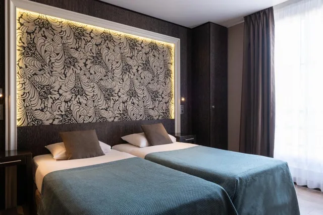 غرفة بأربعة أسرّة وسريرين منفصلين، Central Hotel Paris 1/2