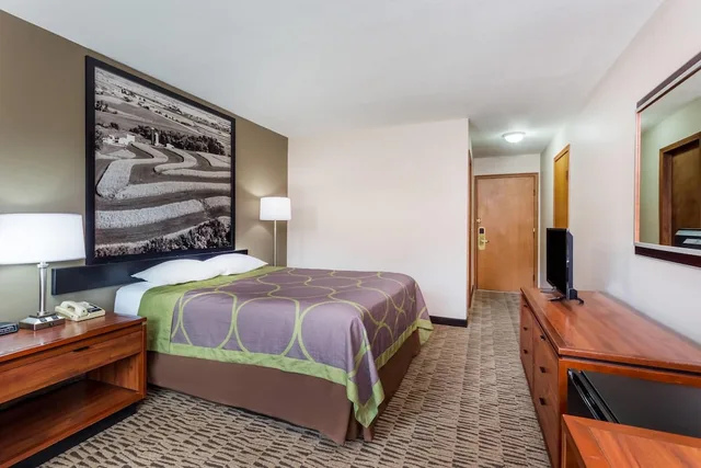 Room, Queen Bed, Accessible, Baymont Inn and Suites by Wyndham Platteville 1/10