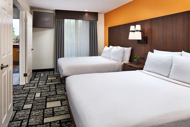 جناح بسريرين كوين بغرفتين مع أريكة، Best Western Plus Meridian Inn & Suites, Anaheim-Orange 1/2