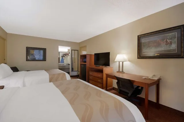 Standard, 2 Double Beds, Exterior Entrance، Quality Inn Chickasha 4/8