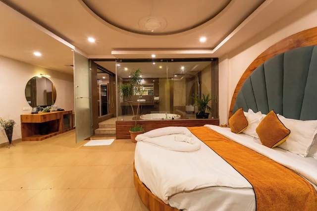 Grand, Maharaja, King Bed, Hot Tub, Bathtub، Grandeur De Sanchi 1/10