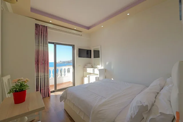 غرفة ثلاثية بسرير مزدوج وسرير فردي بإطلالة على البحر، Hotel Iliria Sarande 2/6