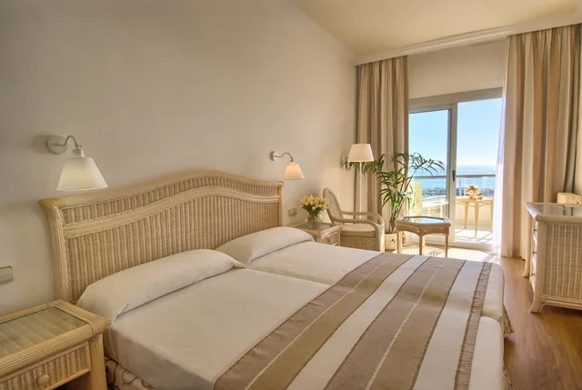 غرفة بسرير كينج بإطلالة على البحر، Hotel Rosamar 1/1