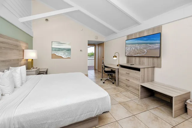 غرفة قياسية كبيرة بسرير كينج بإطلالة على المرفأ بشرفة، Best Western Plus Yacht Harbor Inn 1/4