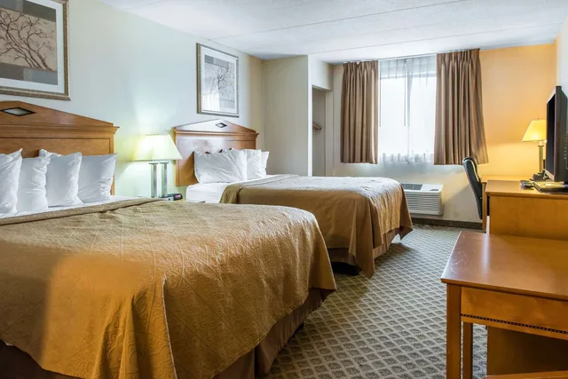 غرفة بسريرين كوين، Quality Inn & Suites Fairview - Erie 2/3