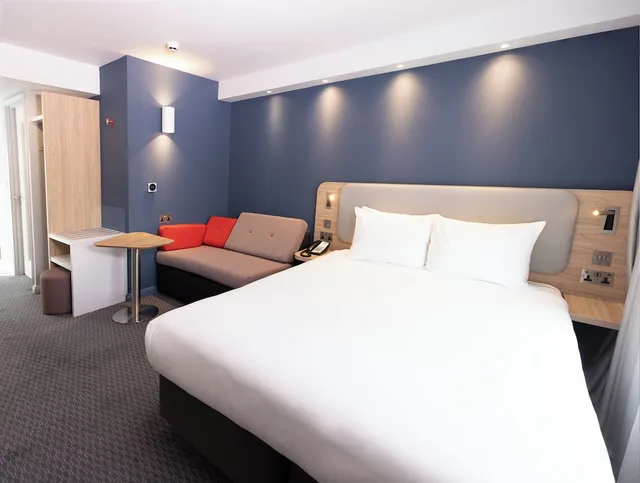 Standard, Double Bed, Sofa, Holiday Inn Express Windsor 1/10