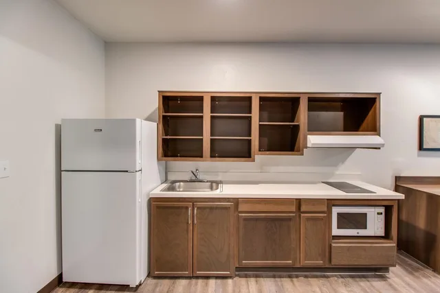 غرفة بسرير كوين مع أريكة بحوض استحمام لذوي الإعاقة، WoodSpring Suites Bakersfield Airport 3/5