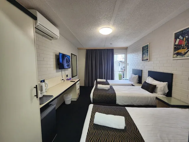 غرفة أساسية ثلاثية بثلاثة أسرّة، Crest Motor Inn 1/3