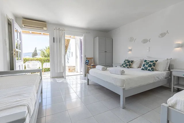 غرفة قياسية رباعية بسرير مزدوج وسرير فردي بإطلالة على البحر مع أريكة، Akrotiri Hotel 1/10
