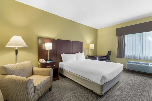 Room, Queen Bed, Golf Course View، Best Western Plus Plaza by the Green 4/7