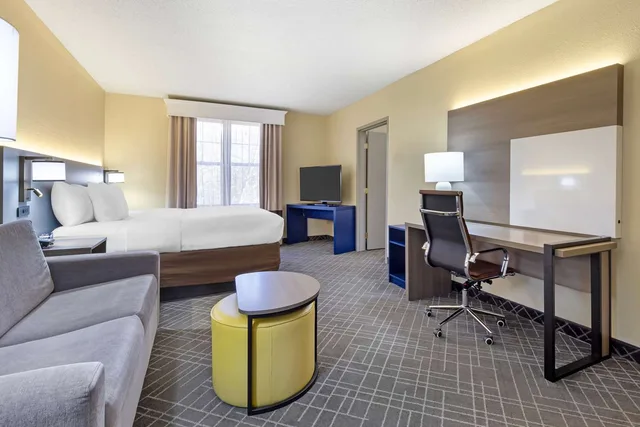 Upgrade, Suite, 2 King Beds، Comfort Suites Hanes Mall 3/4
