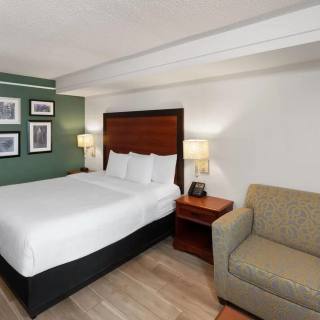 غرفة ديلوكس بسرير كينج مع أريكة، La Quinta Inn & Suites by Wyndham San Antonio Airport 4/6