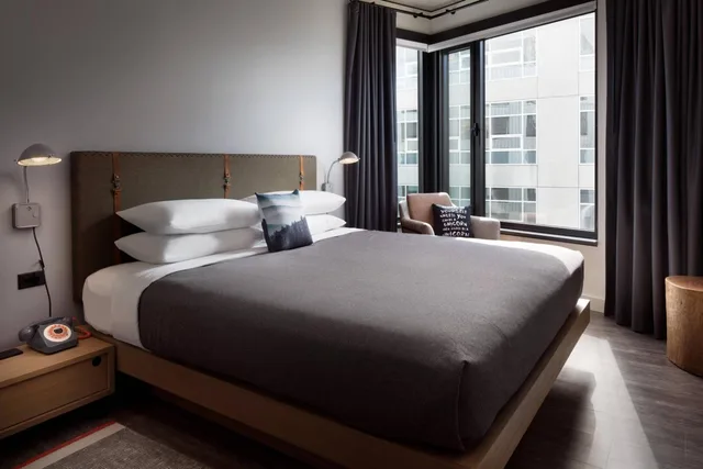 غرفة كبيرة بسرير كينج بحوض استحمام لذوي الإعاقة، Moxy Seattle Downtown 1/4